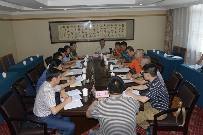 甘肃省林业厅副巡视员王小平、白龙江林业管理局副局长黄新、甘肃省林业厅场圃处处长牛希奎等与调研组座谈