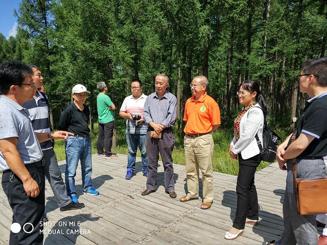 河北省林业厅造林绿化处侯秀瑞调研员、赛罕坝林场营林科科长李永东向调研组介绍情况